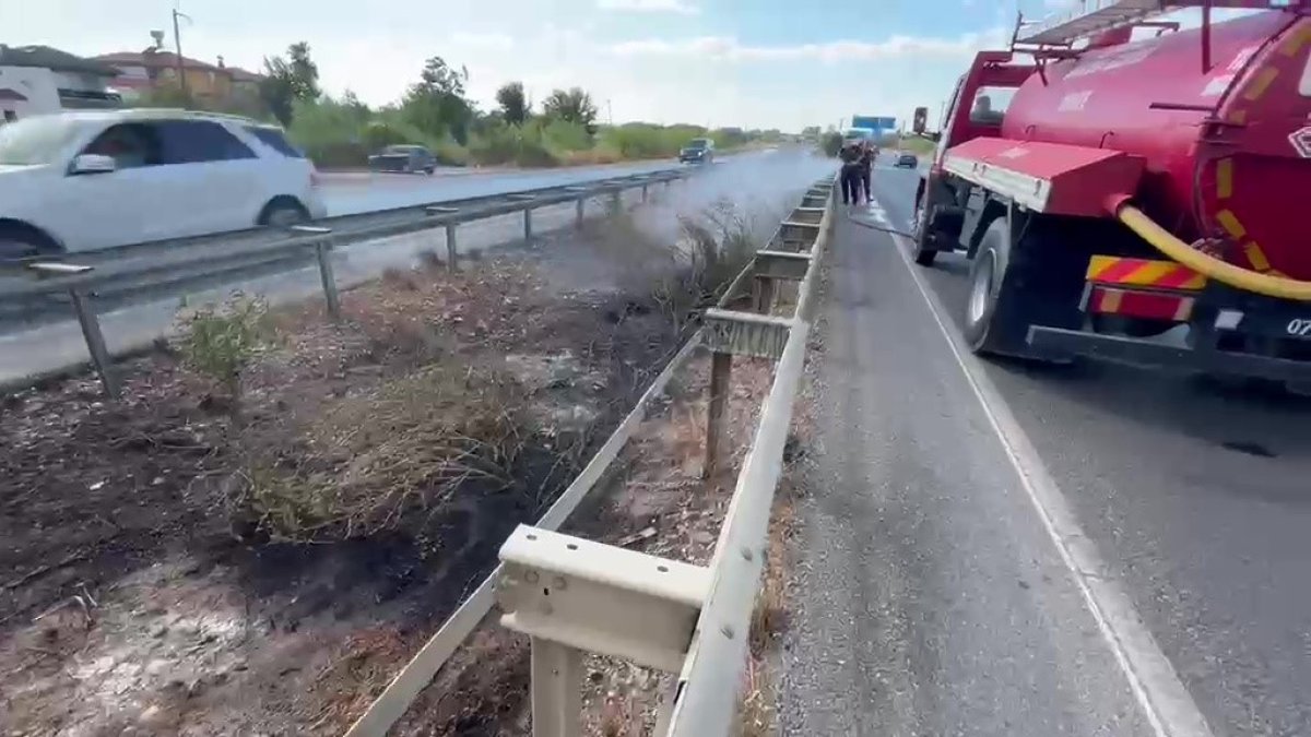 Araçtan atılan izmarit refüjde yangın çıkardı