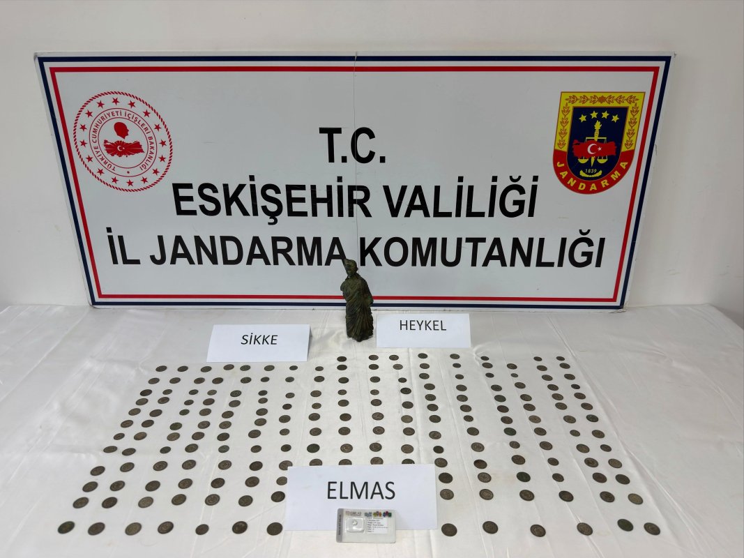 Jandarma tarihi eser değerinde 1 elmas, 1 heykel ve 194 bronz sikke ele geçirdi, şüpheli tutuklandı