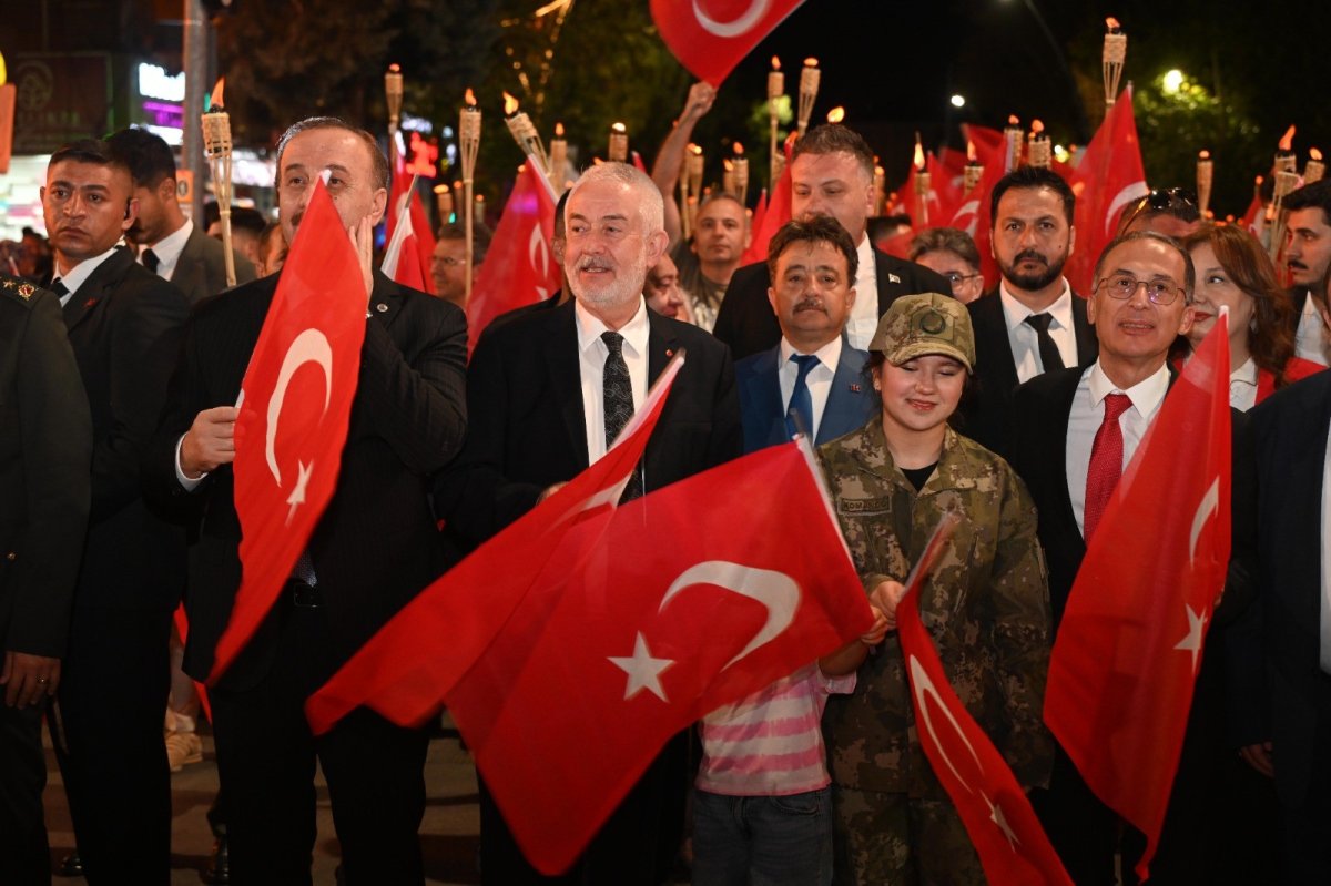 Isparta'da 30 Ağustos coşkusu fener alayı ve Kubat konseriyle yaşandı