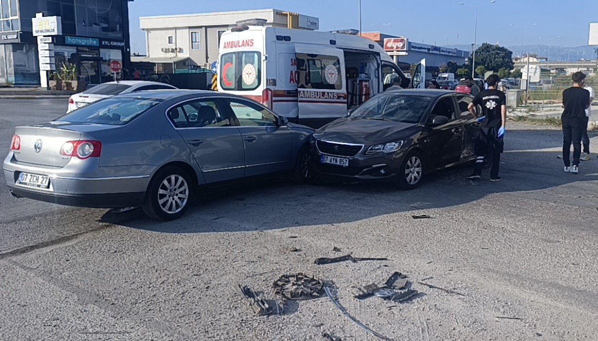İki otomobilin kavşakta çarpışma anı kamerada