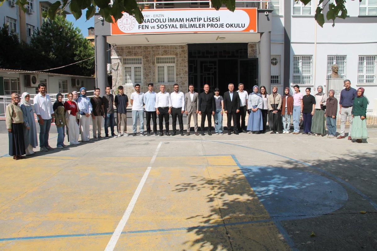 Erzin'de Kaymakam Akpınar, YKS'de başarı gösteren öğrencilerle bir araya geldi