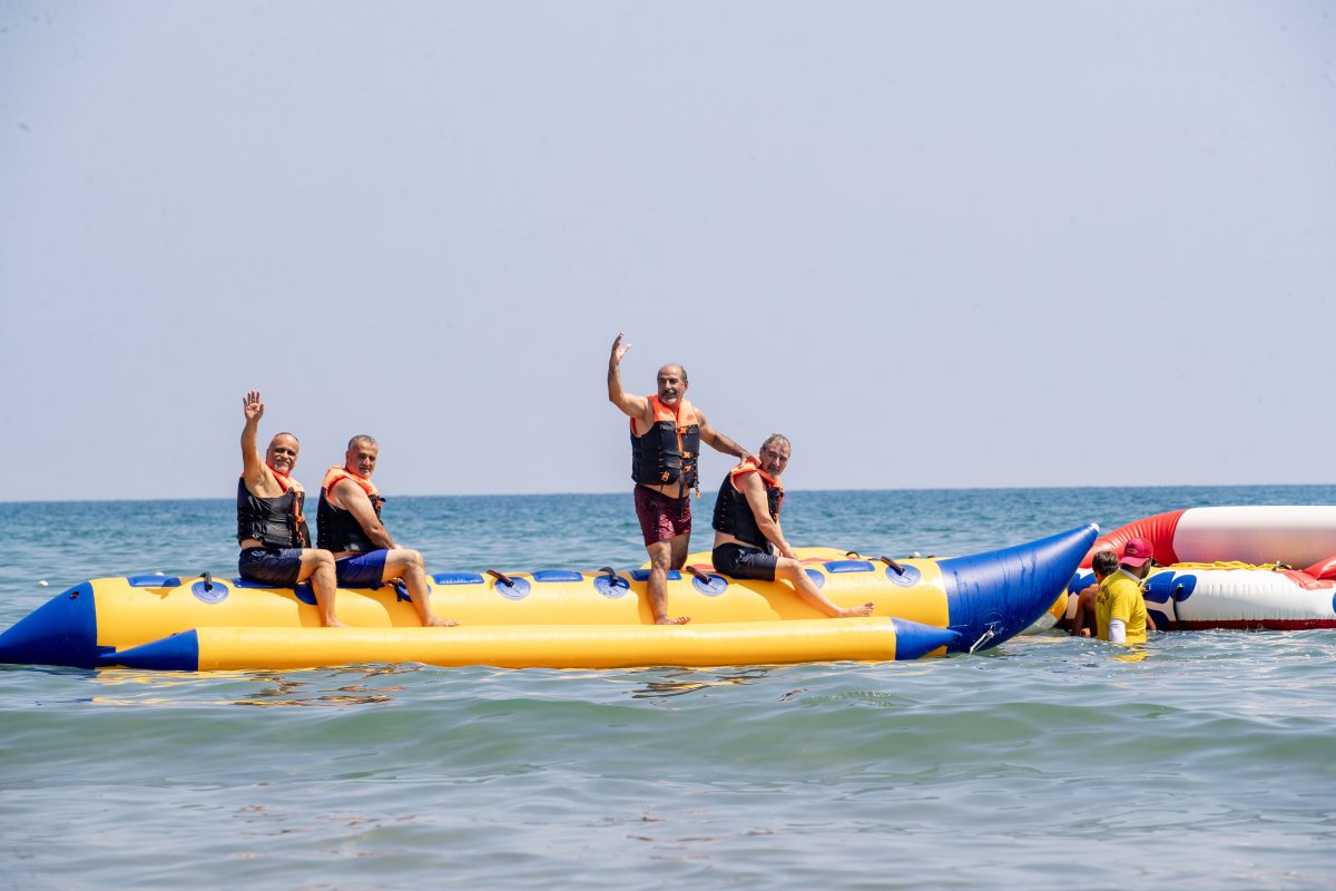 Mersin'de emekliler deniz ve güneşin tadını çıkardı