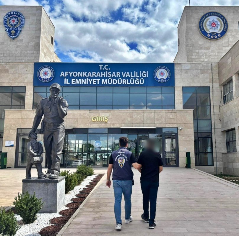Çocuk müstehcenligi suçundan aranan şahsı polis yakaladı