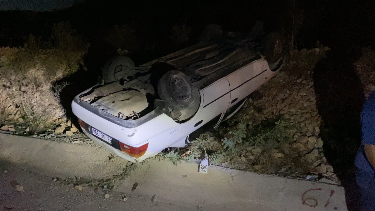 Ters dönen otomobilden sağ çıktı