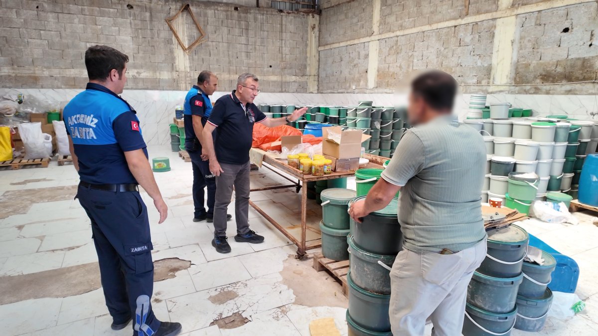 Mersin'de sağlıksız şartlarda üretilen tonlarca turşuya el konuldu