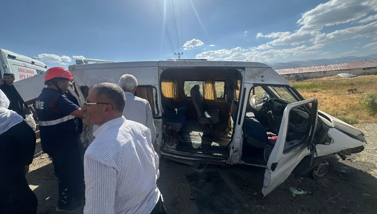 Yüksekova'da minibüs, kapağı açık bırakılan rögar çukuruna çarptı: 6 yaralı