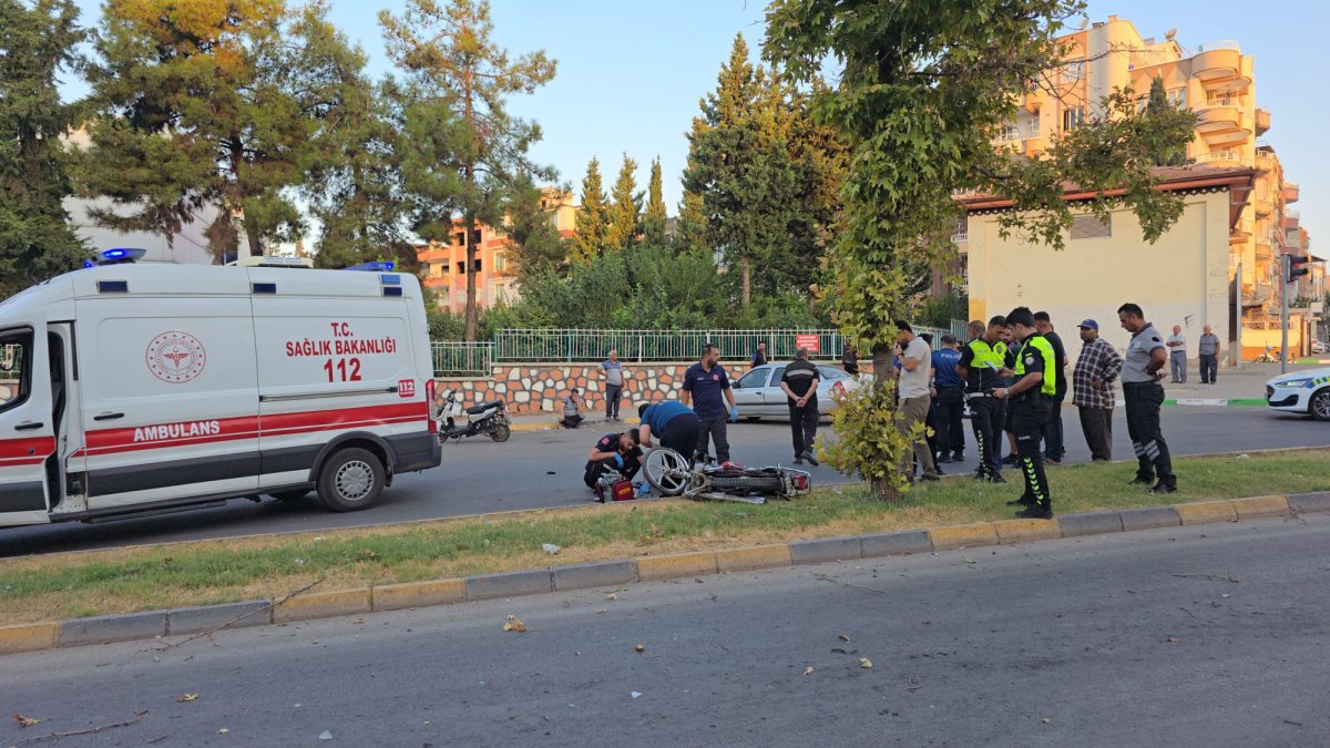 Refüjdeki ağaca çarparak devrilen motosikletin sürücüsü hayatını kaybetti