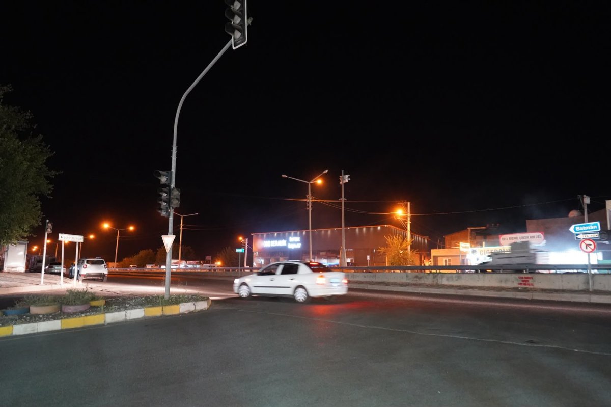 Diyarbakır'da yolun karşısına geçen çocuk, otomobil çarpması soncu hayatını kaybetti