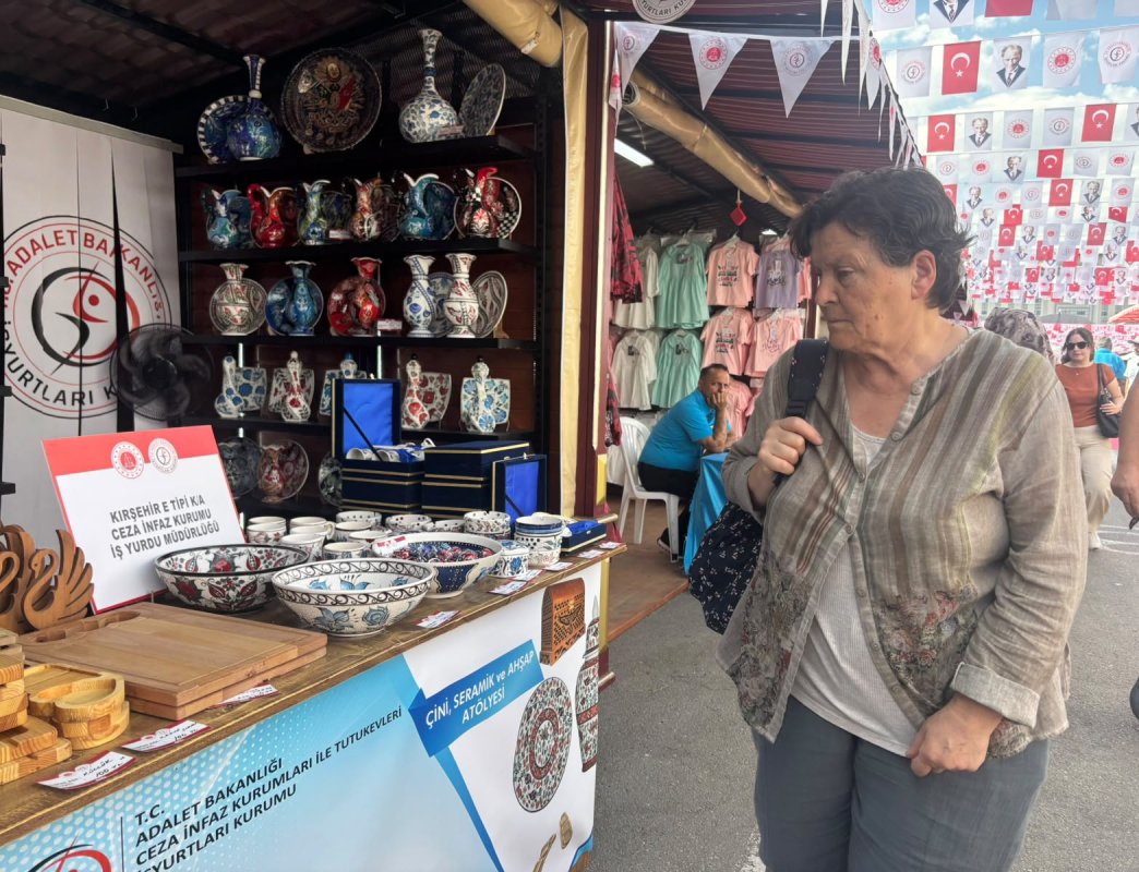 Hükümlü ve tutukluların ürettiği yüzlerce ürün fuarda vatandaşlarla buluştu.