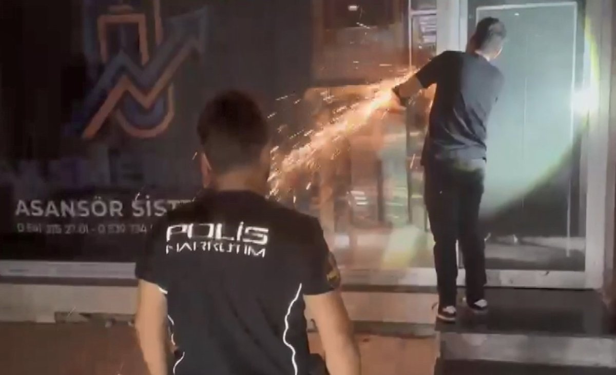Kapı kilidi kesilerek içeri girildi, 2 milyon 296 bin adet uyuşturucu hap ele geçirildi