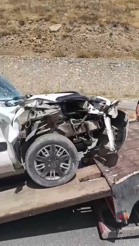 Yüksekova’da kamyonet tıra çarptı: 1 yaralı
