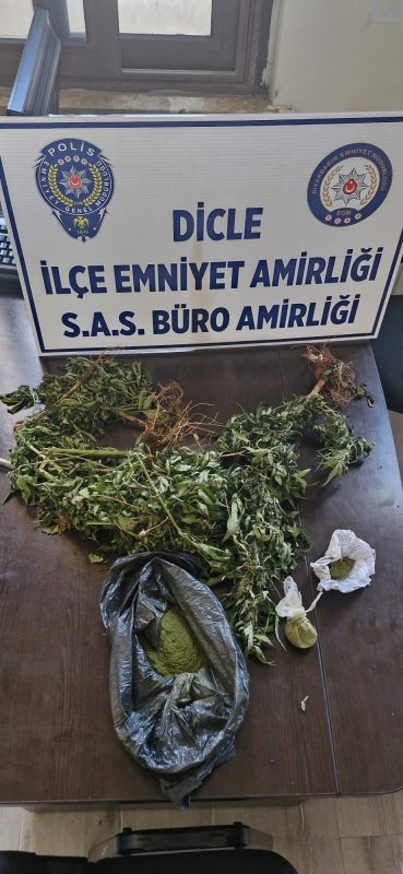 Polisin 'dur' ihtarına uymadı, üzerinde ve evinde uyuşturucu çıktı