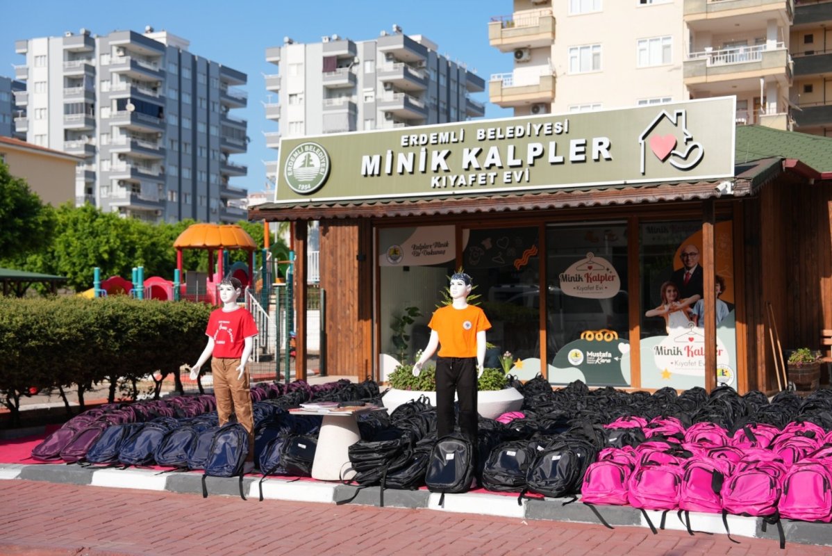 Erdemli'de öğrencilere kırtasiye ve kıyafet desteği