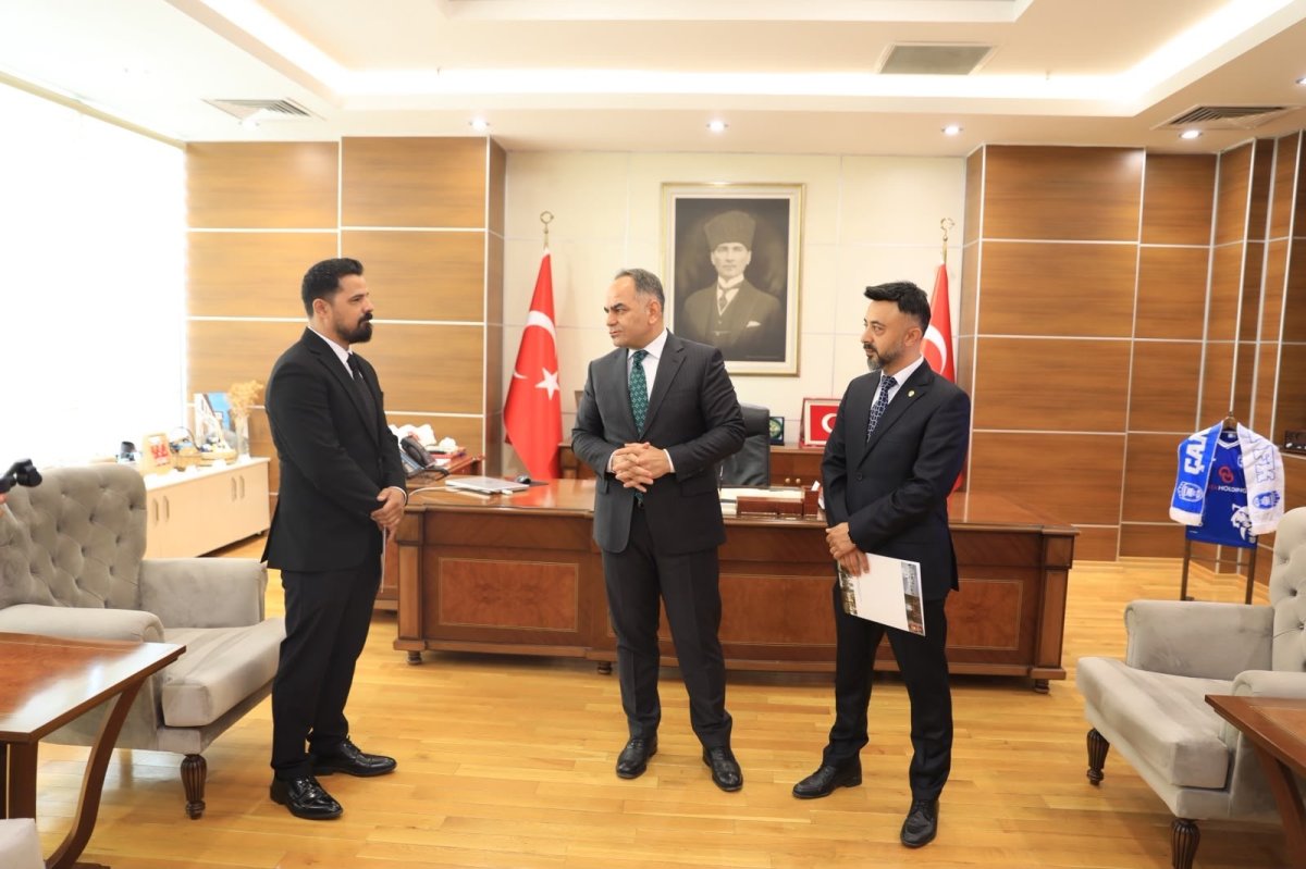 Validen Heimlich manevrasıyla küçük çocuğun hayatını kurtaran polislere başarı belgesi