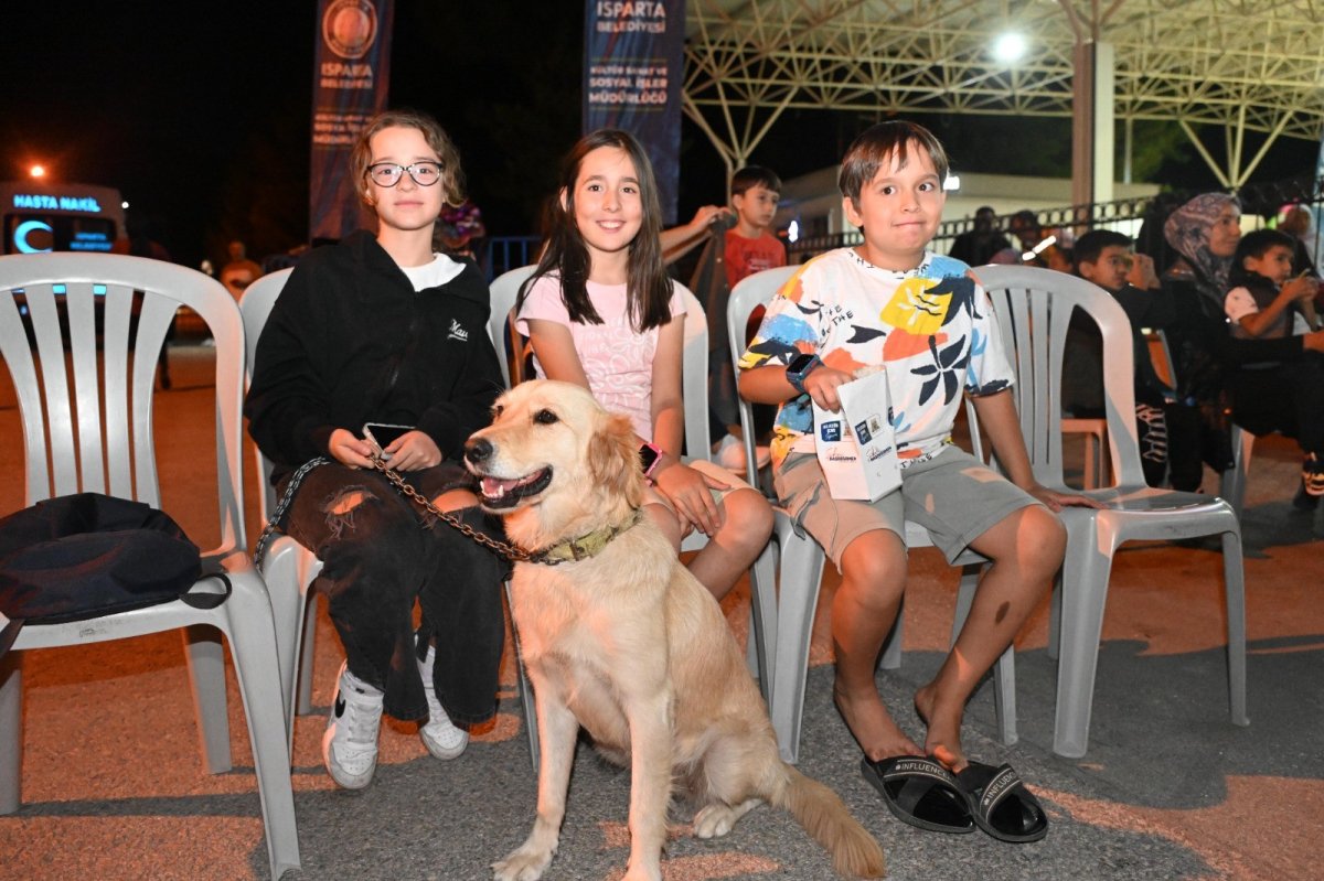 Çocuklar sinema etkinliğinde doyasıya eğlenip açık havada film izlediler