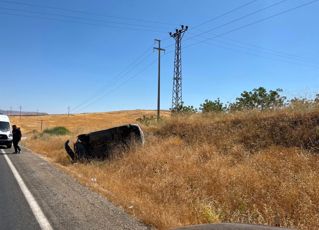 Kurtalan'da takla atan otomobilin genç sürücüsü yaralandı
