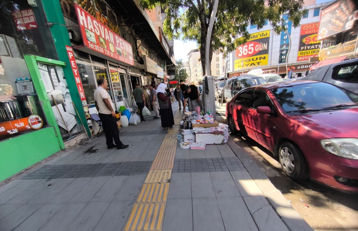 Van'da kaldırımlar işgal altında: Yayalar yola indi, turistler ve esnaf tepkili