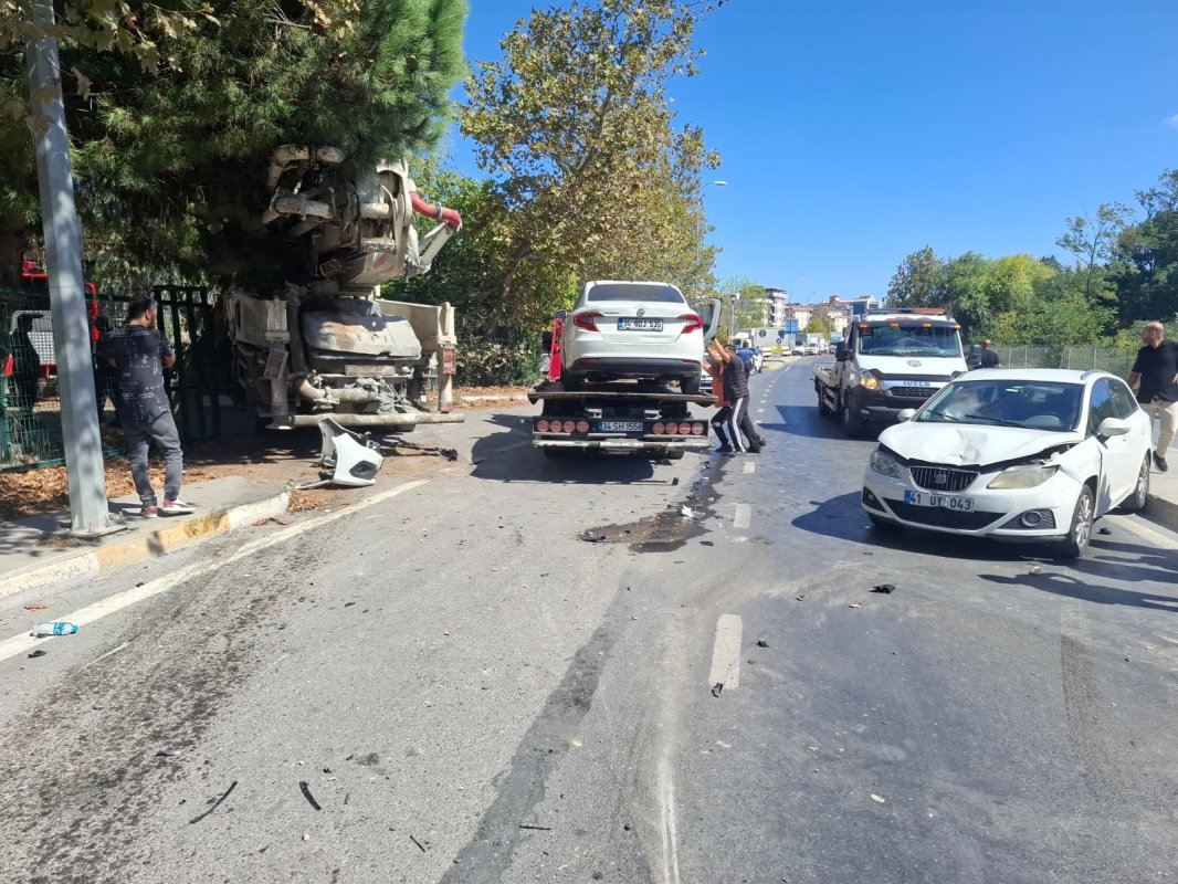 Sancaktepe'de beton pompa aracı karşı şeride geçerek 3 araca çarptı: 5 yaralı