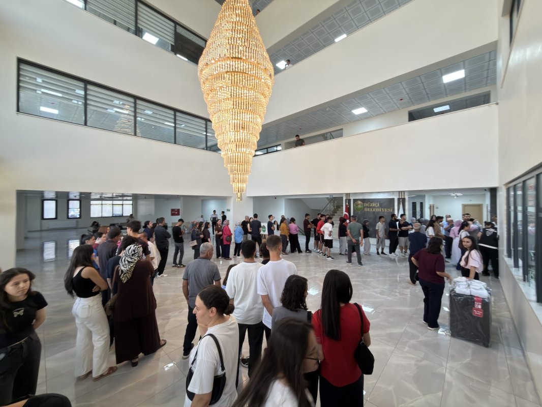 Osmaniye'de üniversiteyi kazanan gençlere valiz ve havlu desteği