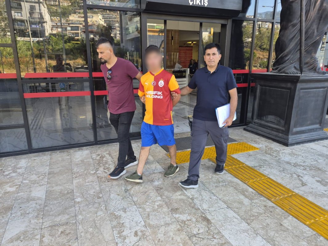 Kadın turisti bıçakla yaralama ve cinsel istismar iddiasıyla 17 yaşındaki çocuk tutuklandı