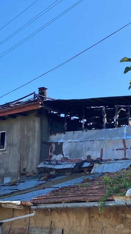 Yalvaç'ta iki ahşap ev yangında kullanılamaz hale geldi