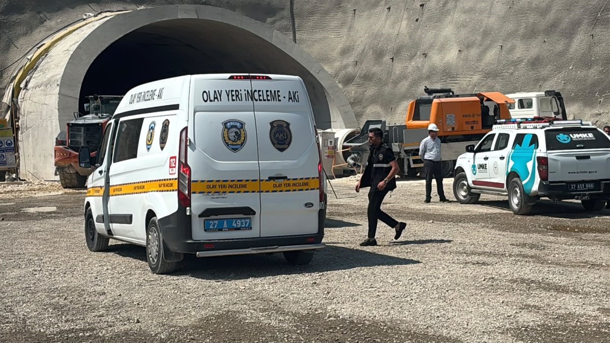 Tünelde çalışan işçiler demir ile iskele arasına sıkıştı: 1 ölü, 5 yaralı