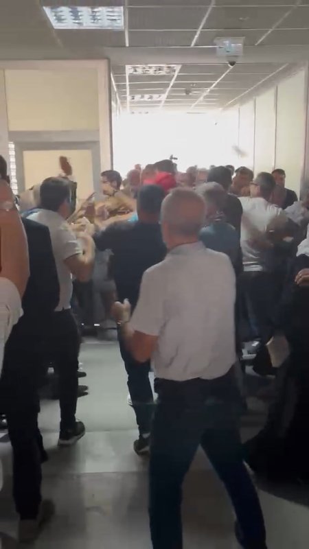 Adliye içerisinde taraflar birbirine girdi: Tekmeli yumruklu kavga kameraya yansıdı