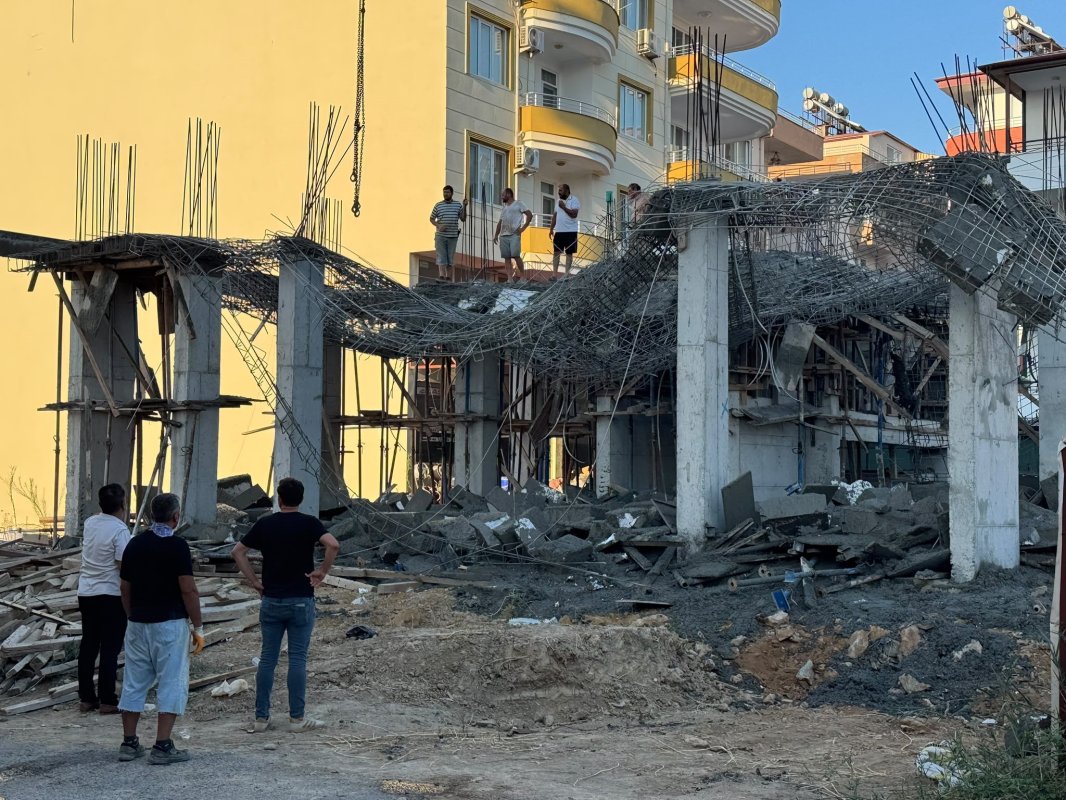 Mersin'de inşaatta beton dökümü sırasında çökme meydana geldi