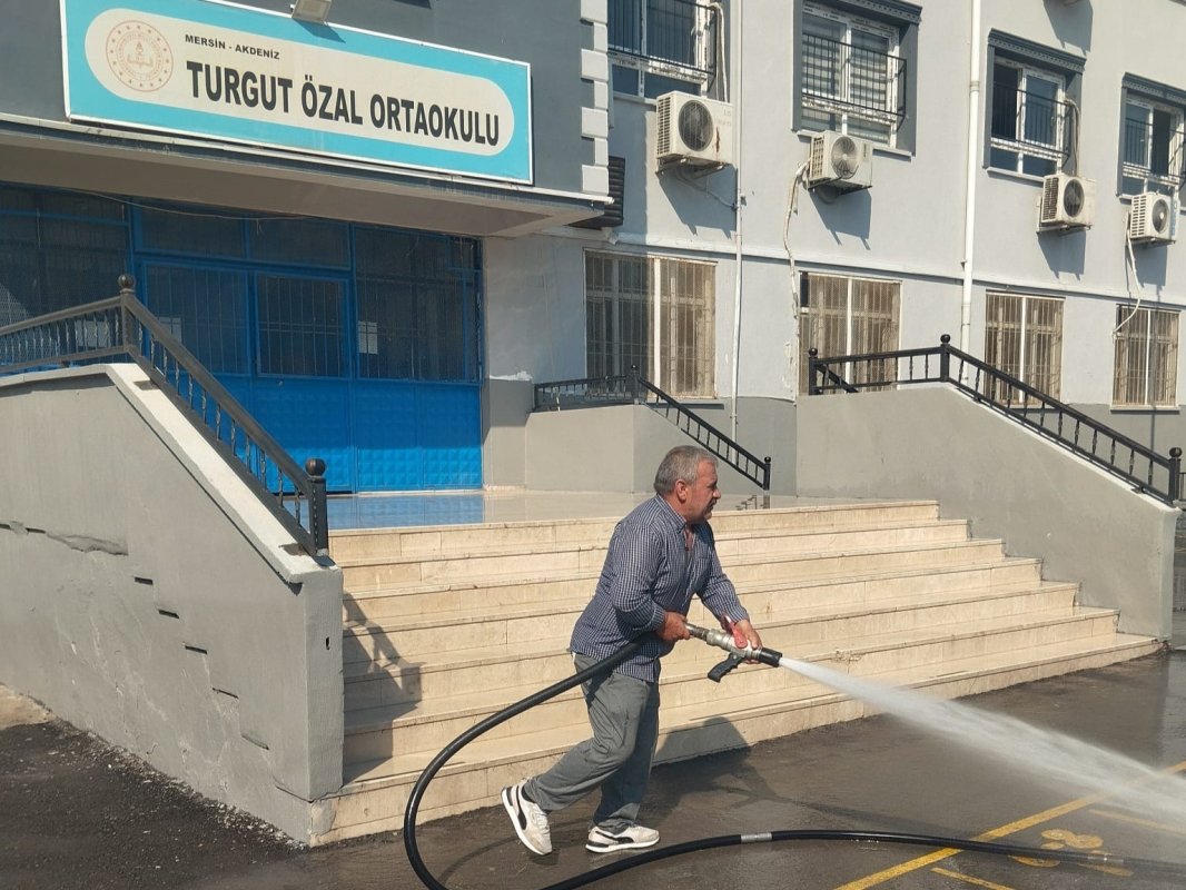 Akdeniz’de okullar yeni eğitim yılına temizlenerek hazırlanıyor