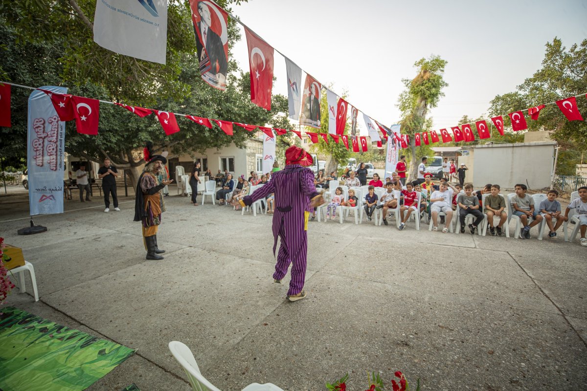 Mersin’de köy meydanı çocukların oyun alanına dönüştü
