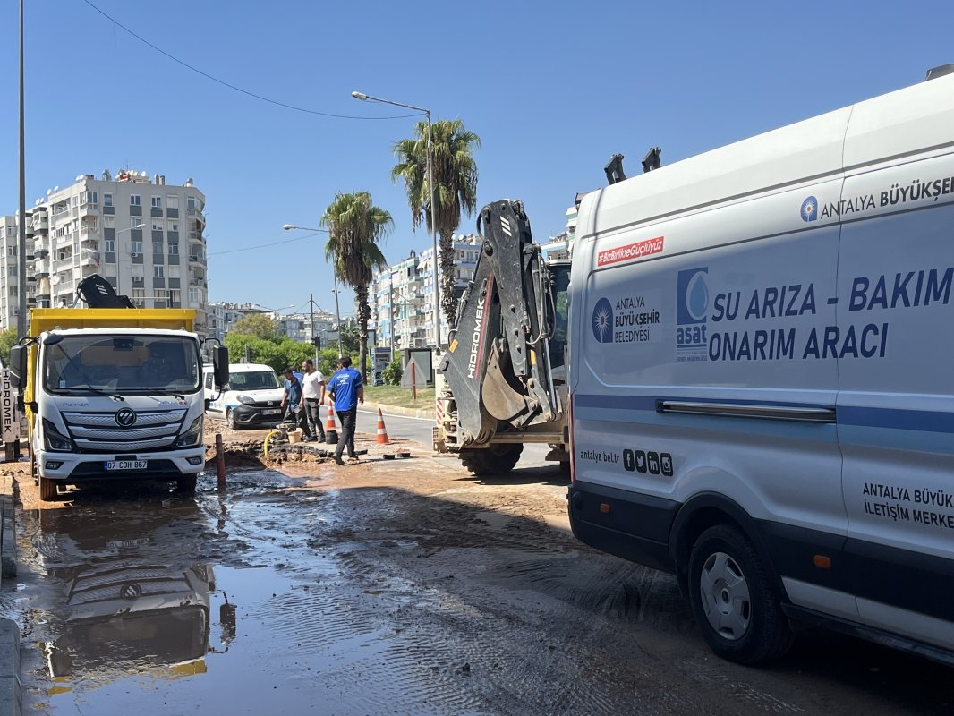 Antalya'da patlayan su borusu caddeyi gölete çevirdi