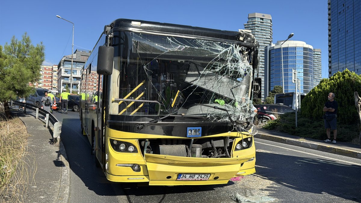 Beşiktaş'ta İETT otobüsüyle iş makinesi çarpıştı:1'i ağır 5 yaralı