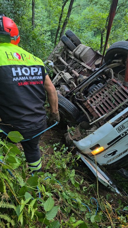 Kemalpaşa'da çay kamyonu şarampole yuvarlandı: 1 ölü
