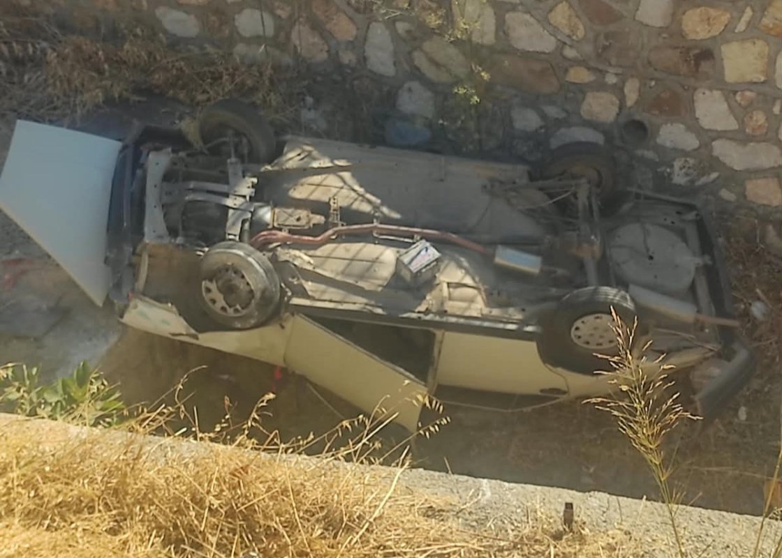 Çaldıkları otomobille dereye uçtular