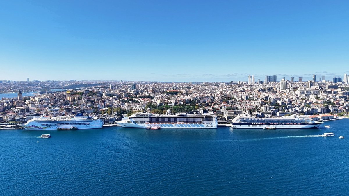 İstanbul siluetine eşlik eden 3 kruvaziyer havadan görüntülendi