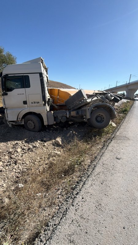 Ankara’da kontrolden çıkan tır devrildi