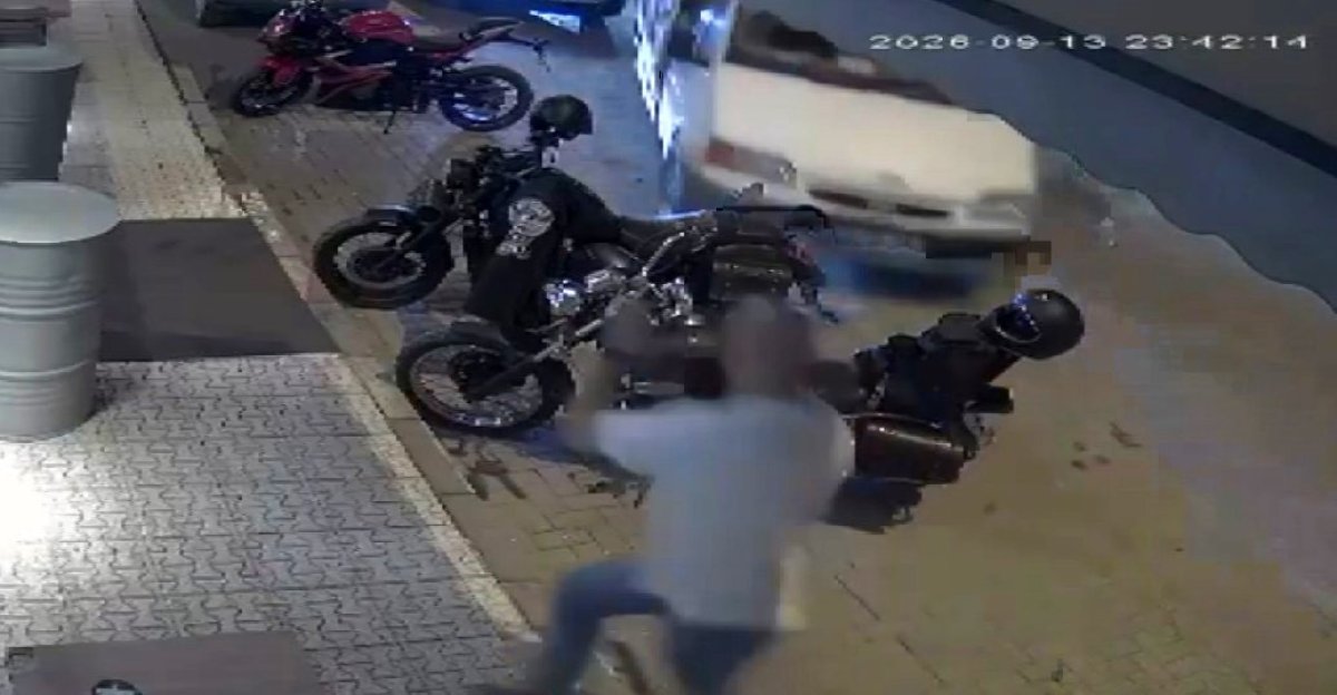 Kimse ne olduğunu anlayamadı, temizlik yapan esnaf kamyonetin altında kalmaktan son anda kurtuldu