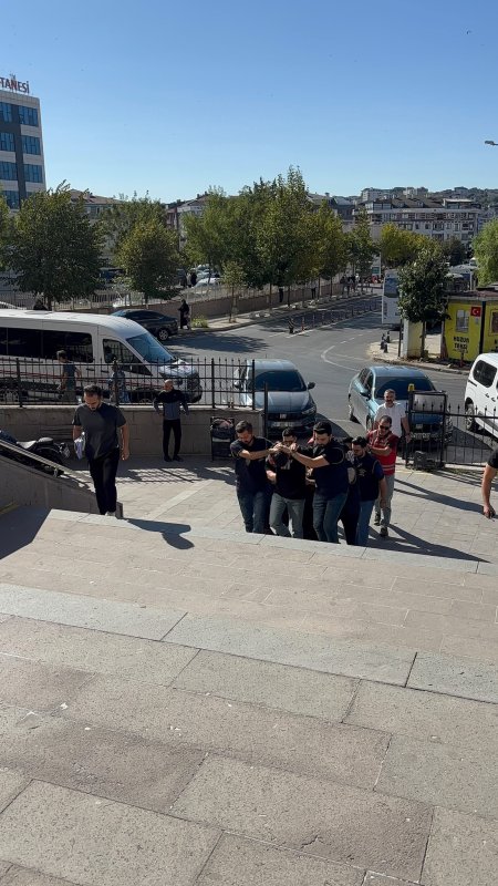 Kız kardeşine atılan mesaja sinirlenen ağabey, dehşet saçtı: 1 yaralı