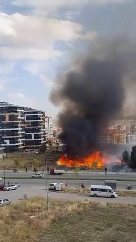 Sivas'ta akaryakıt istasyonu yanında çıkan yangın paniğe neden oldu