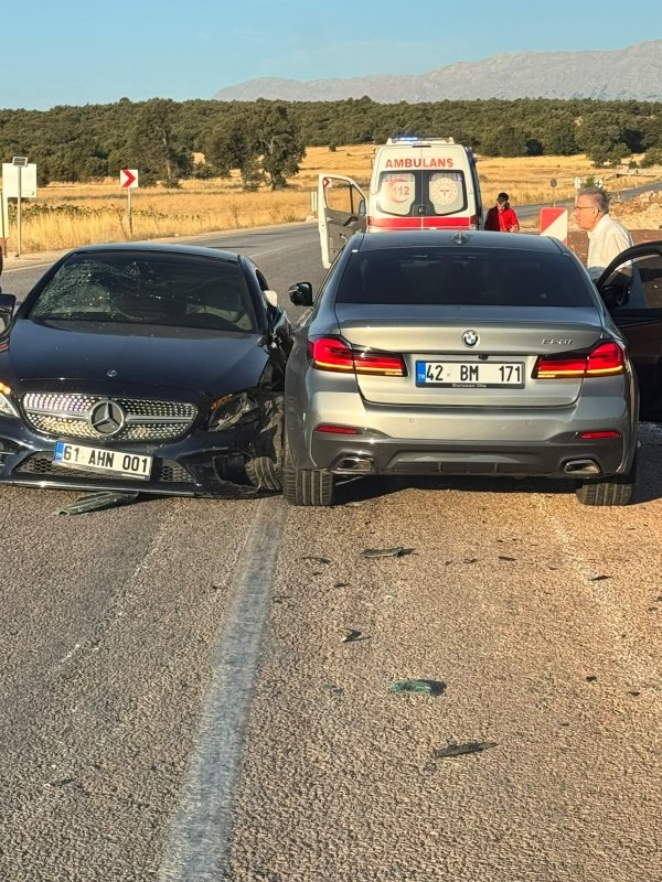 Beyşehir'de 3 otomobil çarpıştı: 6 yaralı