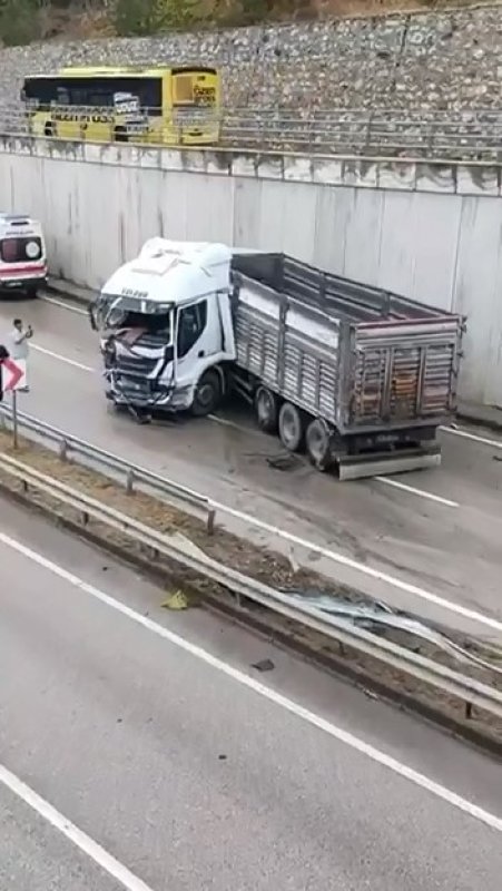 Yağış sebebiyle kontrolden çıkan tır makasladı: Sürücü yaralandı