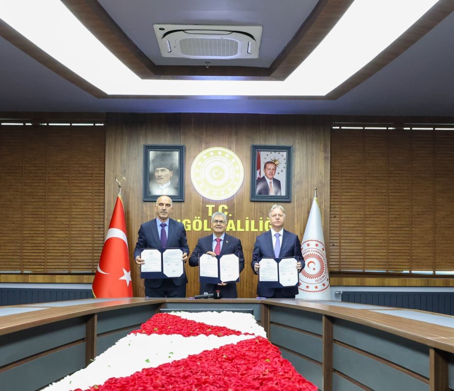 Hayırsever iş adamından ortaokula 27 milyon TL'lik spor salonu