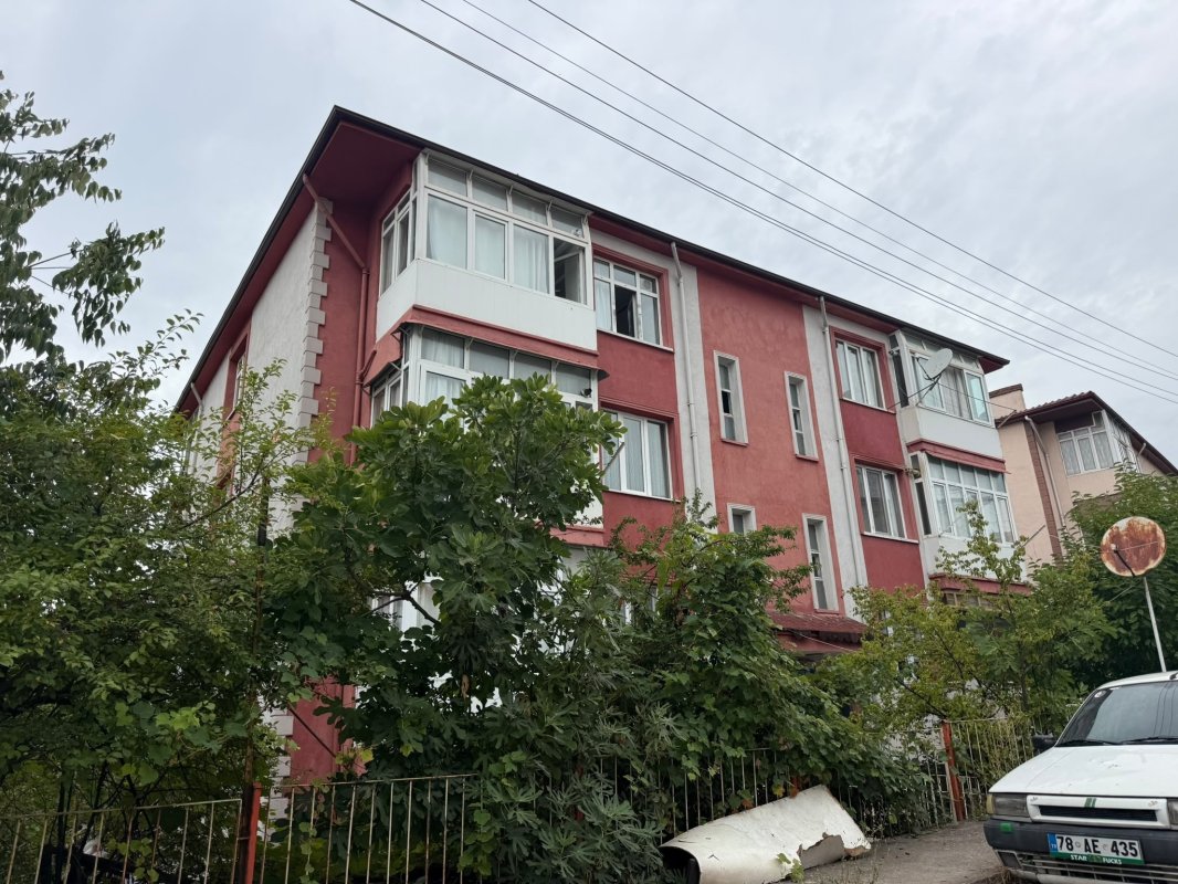Karabük'te 3. kattan düşen Afganistanlı öğrenci hastaneye kaldırıldı