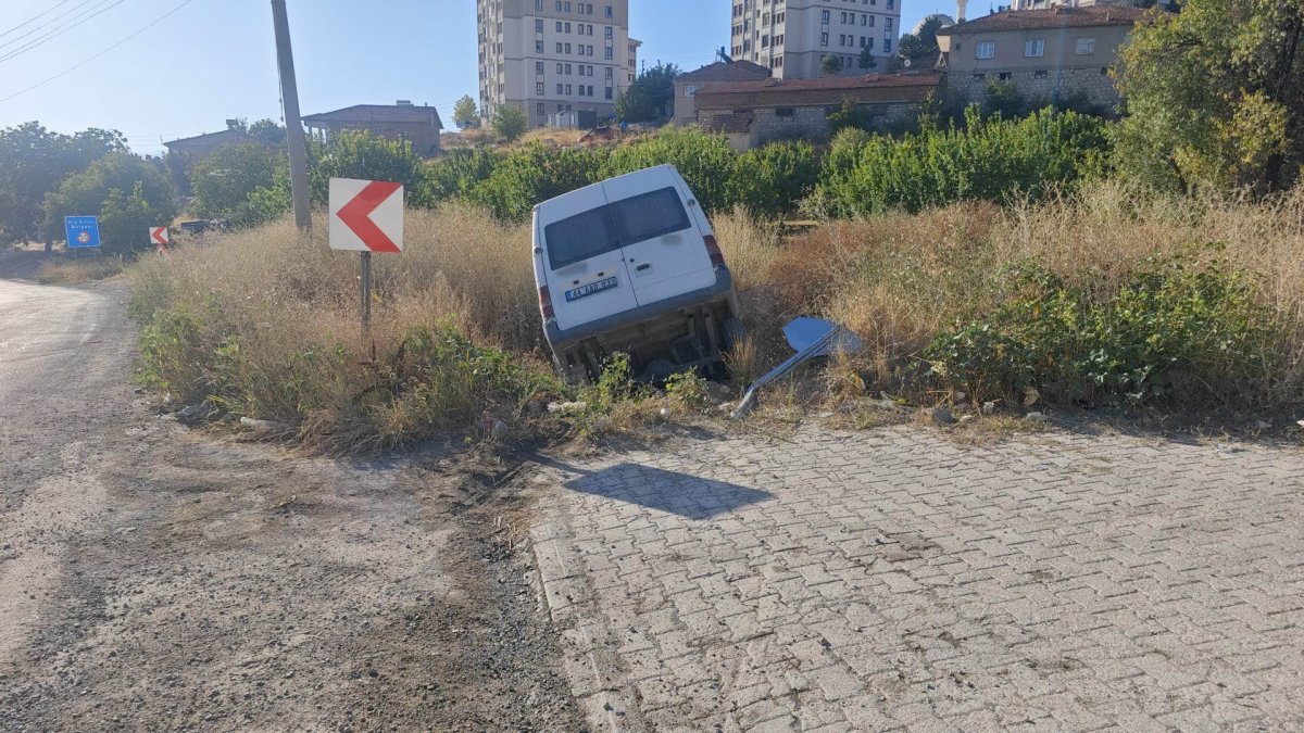 Malatya'da kontrolden çıkan minibüs şarampole devrildi: 2 yaralı
