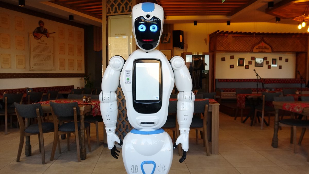 Erzurumlular robot Şukufe'yi çok sevdi: "Ağzı olsa cağ kebabı yiyecek"