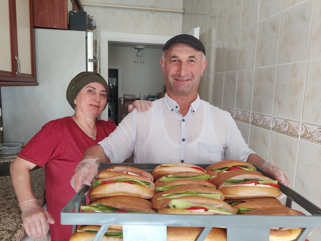 34 yıldır ekmeğini başının üstünde taşıdığı tepsi ile kazanıyor