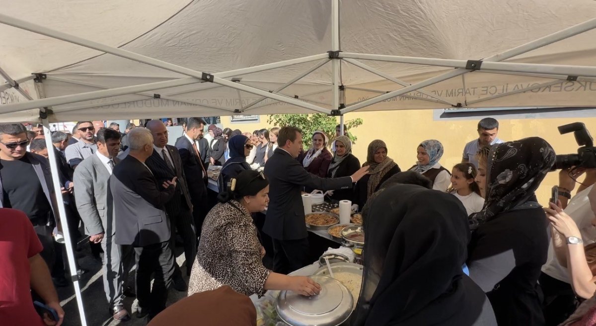 Yüksekova'da kadın kursiyerlerin el emekleri sergilendi
