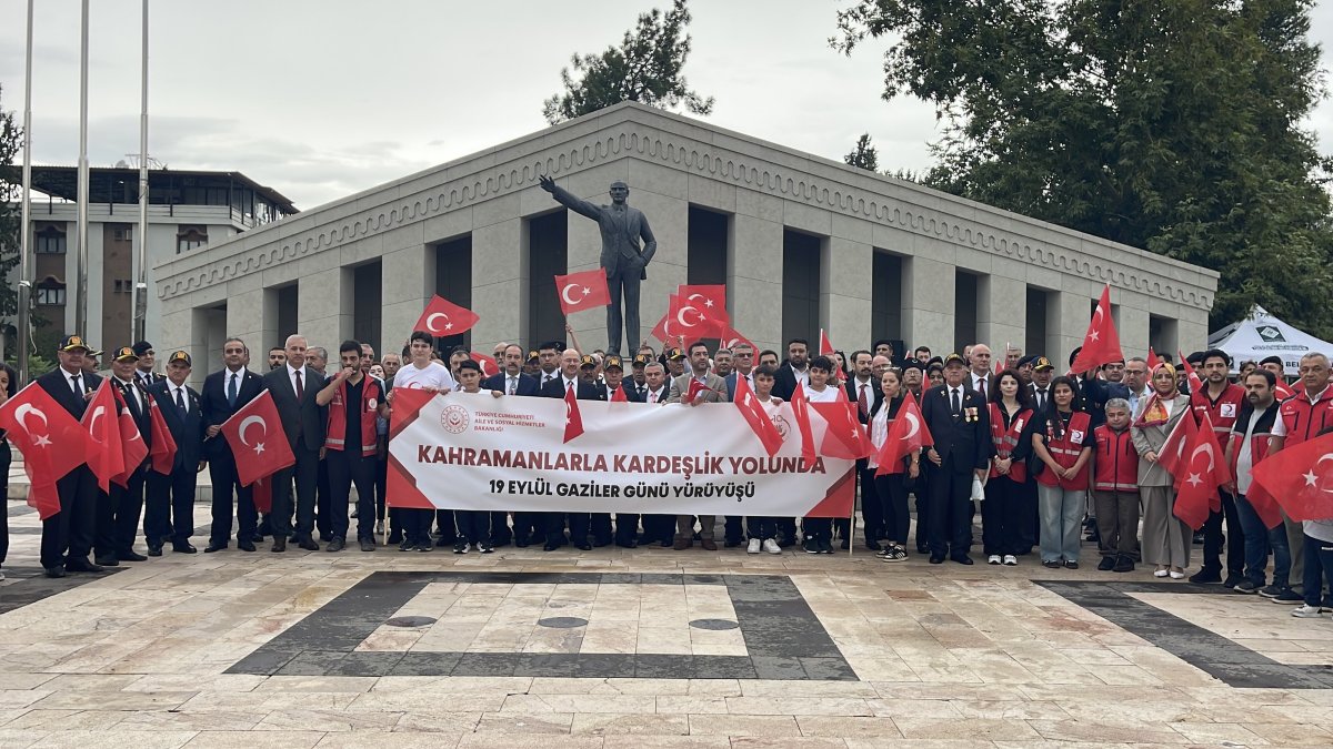 Osmaniye'de gaziler mehter marşlarıyla yürüdü