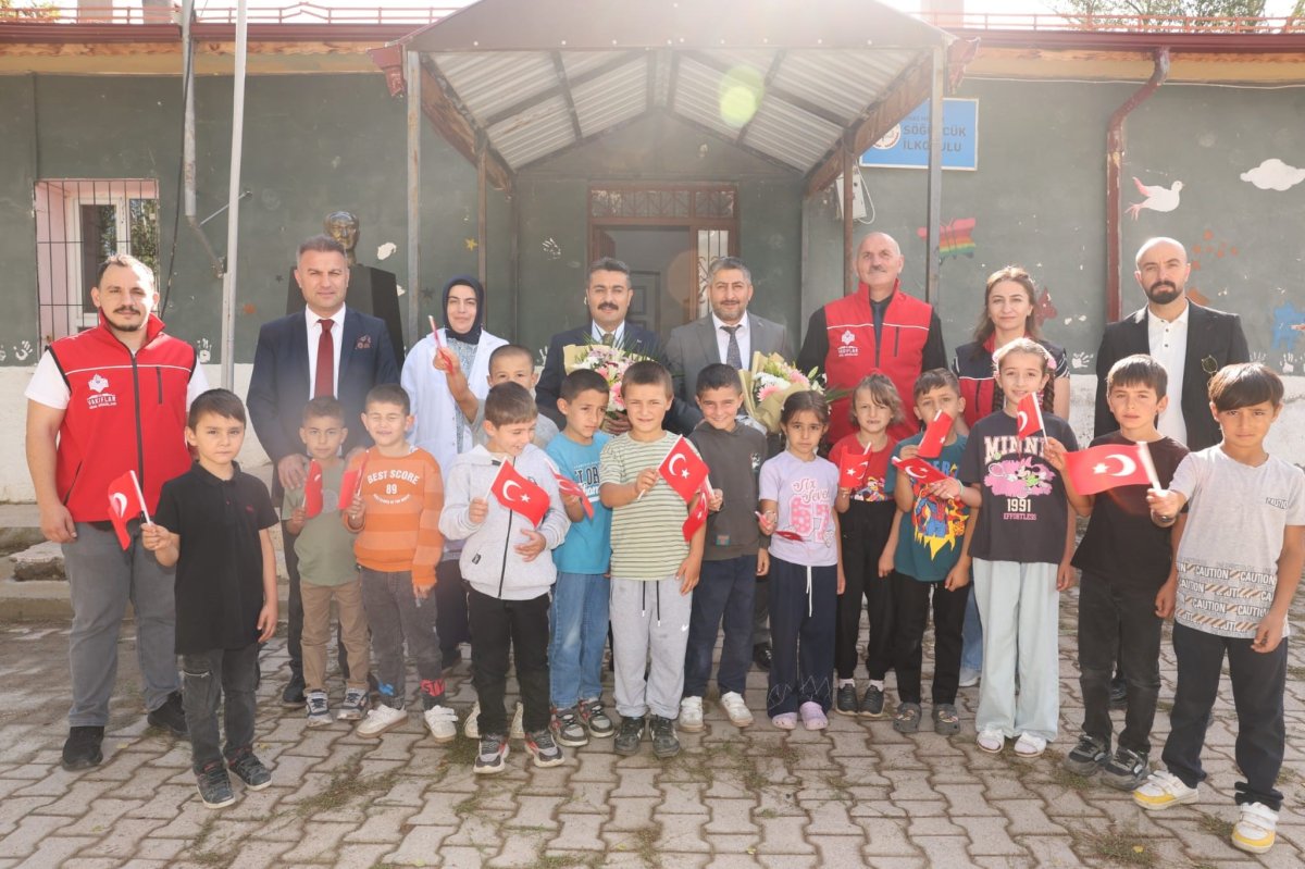 Sivas Vakıflar Bölge Müdürlüğü'nden köy okullarında eğitim gören öğrencilere destek