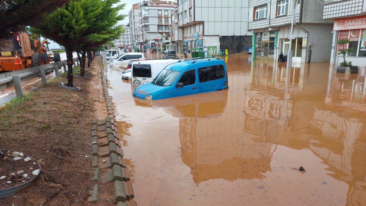 Rize'nin İyidere ve Pazar ilçesi sel sularına teslim oldu
